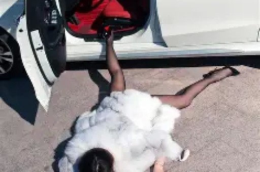 伊能静带假货翻车赚百万遭央视曝光关评装死秦昊也救不了
